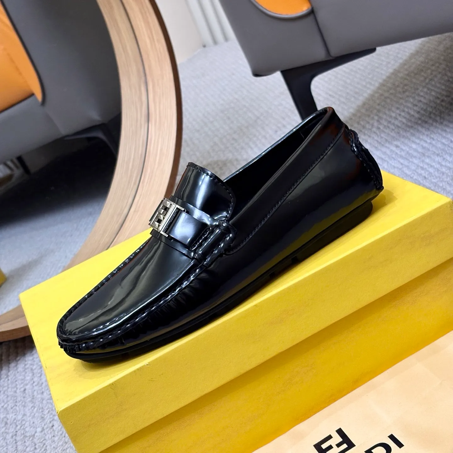 Men's shoes 💰420 [FENDI Fendi] 2⃣️0⃣️2⃣️5️⃣New Milan men's fashion lazy catwalk style ✅ fashionable casual beanie shoes, imported calfskin fabric, super smooth texture, sweat-absorbent and breathable, (sheepskin lining). Metal LOGO on the shoe body, Medusa avatar, irregular avatar, high-end craftsmanship logo✅ French Loft set foot design style 👟Low-key and elegant, great on-foot effect... Men's shoe size: 38-46 (4-12)
